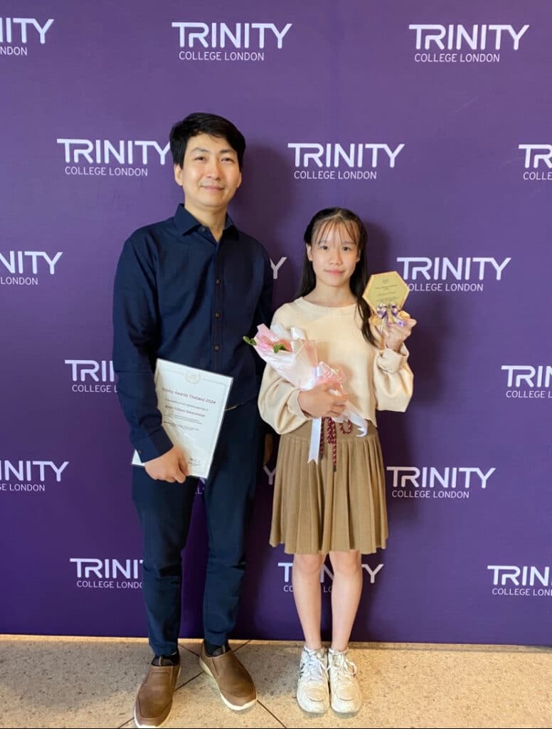 ผลงานนักเรียน ปี 2024-2025 — ครูหมูและน้องณัฐภัทร รับรางวัล Trinity Awards Thailand 2024 คะแนนสูงสุดในประเทศไทย 91 คะแนน